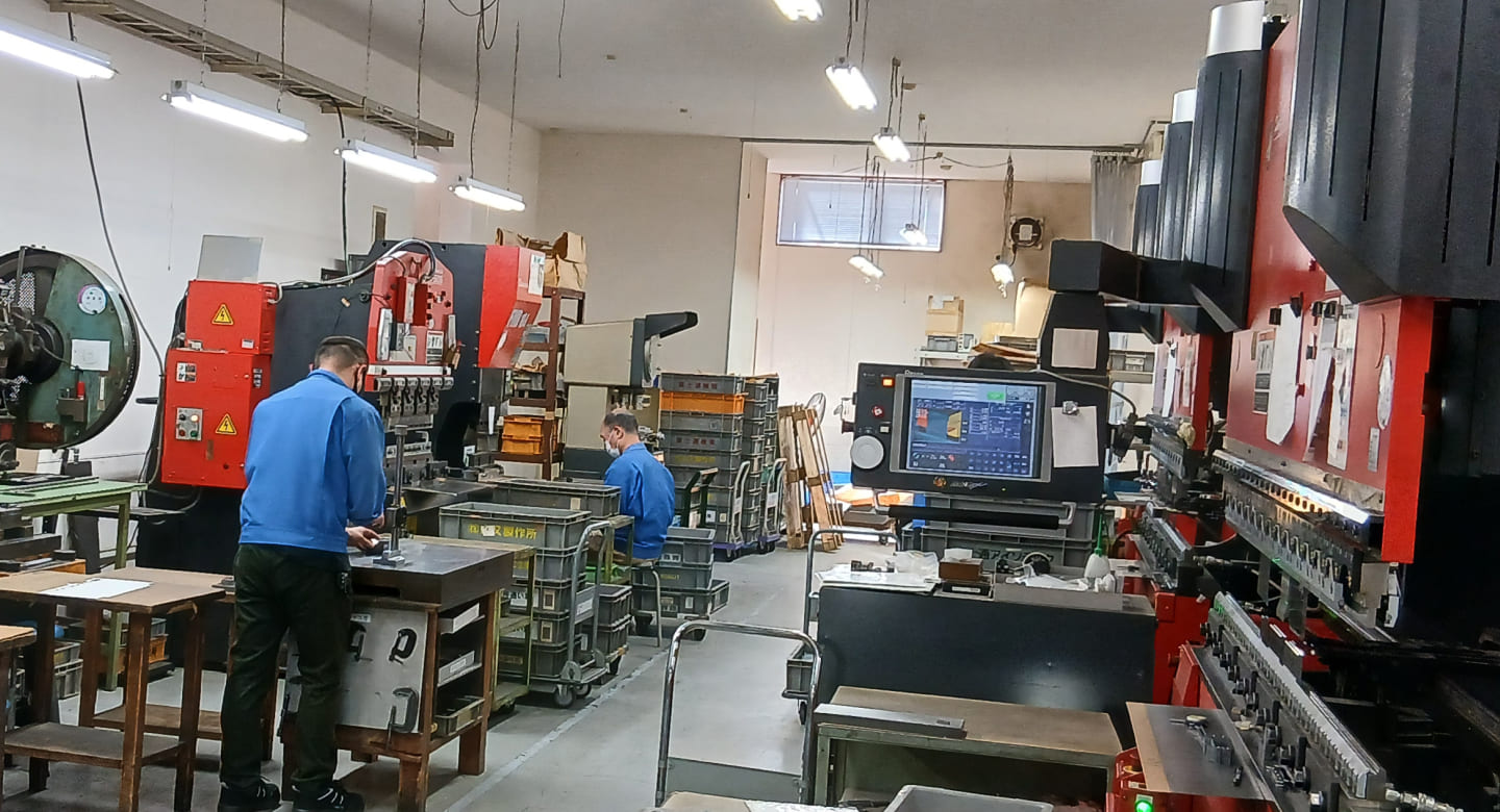 工場内で作業する社員