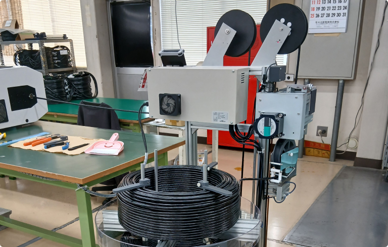 束巻ケーブル用繰出装置